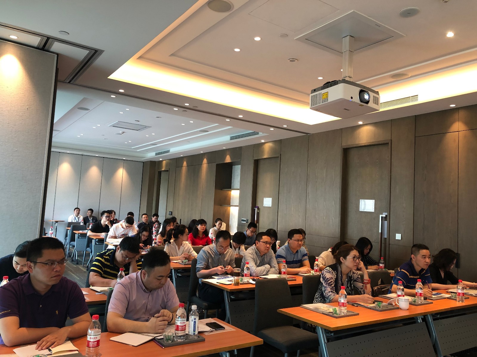 四川华西金融控股股份有限公司举办干部职工专题培训班